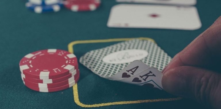 User menggunakan aplikasi hiburan digital di perangkat mobile secara nyaman